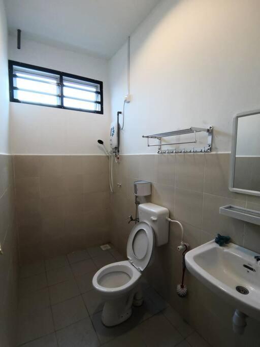 MODERN , SPACIOUS GAMBANG UMP 18 Guest House Exterior foto